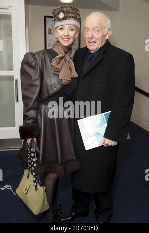 Paul Daniels e Debbie McGee frequentano Hans Klok all'Houdini Experience, al Peacock Theatre nel centro di Londra. Foto Stock