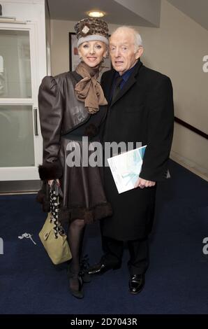 Paul Daniels e Debbie McGee frequentano Hans Klok all'Houdini Experience, al Peacock Theatre nel centro di Londra. Foto Stock