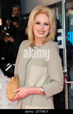 Joanna Lumley arriva al Prince's Trust e l'Oreal Paris festeggia il successo, all'Odeon Cinema di Leicester Square, Londra. Foto Stock