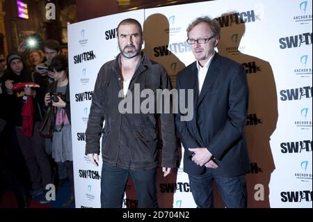 Eric Cantona e il direttore Frederic Schoendoerffer arrivano per la prima volta di Switch, al Cineworld Haymarket nel centro di Londra. Foto Stock