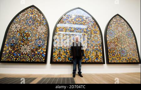 L'artista Damien Hirst ha raffigurato di fronte al suo lavoro la porta del Regno del Cielo, alla sua mostra retrospettiva alla Tate Modern Gallery di Londra. Foto Stock