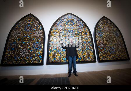 L'artista Damien Hirst ha raffigurato di fronte al suo lavoro la porta del Regno del Cielo, alla sua mostra retrospettiva alla Tate Modern Gallery di Londra. Foto Stock