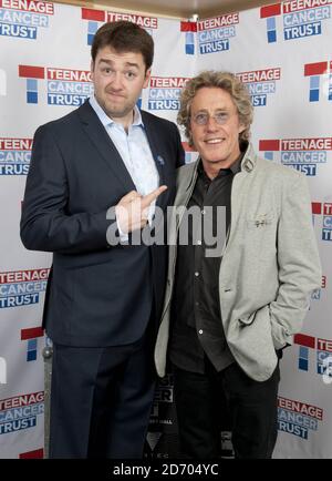 Jason Manford e Roger Daltrey hanno ritratto il backstage durante la Teenage Cancer Trust Comedy Night, presso la Royal Albert Hall nella parte ovest di Londra. Foto Stock