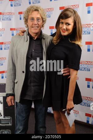 Caroline Flack e Roger Daltrey backstage durante la serie di concerti Teenage Cancer Trust, presso la Royal Albert Hall nella parte ovest di Londra Foto Stock