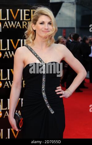 Jodie Whittaker arriva all'Olivier Awards, presso la Royal Opera House nel centro di Londra. Foto Stock