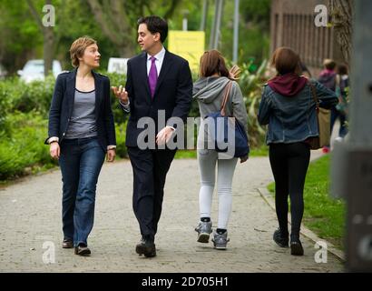 Il leader del lavoro ed Miliband e la moglie Justine arrivano alla loro stazione elettorale locale a Highgate, a nord di Londra, per votare alle elezioni per il Sindaco di Londra e l'Assemblea di Londra. Foto Stock
