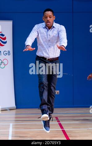 Will Smith partecipa a una dimostrazione di triplice salto con l'atleta Yamile Aldama, incontrando le Olimpiadi del Team GB, davanti agli uomini della Black 3 UK Premiere. Foto Stock