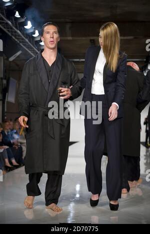 Benedetto Cumberbatch sulla passerella alla sfilata di moda Spencer Hart, tenuta nell'ambito della London Collection: Men, presso il Selfridge's Old Hotel di Londra. Foto Stock