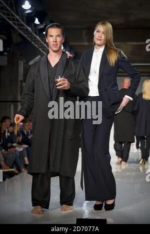 Benedetto Cumberbatch sulla passerella alla sfilata di moda Spencer Hart, tenuta nell'ambito della London Collection: Men, presso il Selfridge's Old Hotel di Londra. Foto Stock