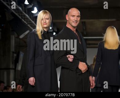 Lawrence Dallaglio sulla passerella alla sfilata di moda Spencer Hart, tenuta nell'ambito di London Collections: Men, presso il Selfridge's Old Hotel di Londra. Foto Stock