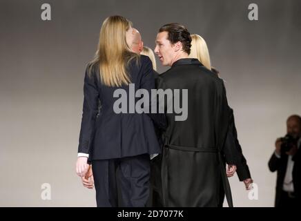 Benedetto Cumberbatch sulla passerella durante la sfilata di moda Spencer Hart, tenuta nell'ambito della London Collection: Men, presso il Selfridge's Old Hotel di Londra. Foto Stock