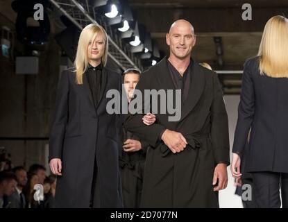 Lawrence Dallaglio sulla passerella durante la sfilata di moda Spencer Hart, tenuta nell'ambito di London Collections: Men, presso il Selfridge's Old Hotel di Londra. Foto Stock