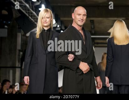 Lawrence Dallaglio sulla passerella durante la sfilata di moda Spencer Hart, tenuta nell'ambito di London Collections: Men, presso il Selfridge's Old Hotel di Londra. Foto Stock