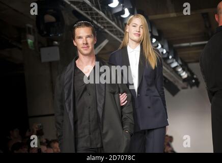 Benedetto Cumberbatch sulla passerella durante la sfilata di moda Spencer Hart, tenuta nell'ambito della London Collection: Men, presso il Selfridge's Old Hotel di Londra. Foto Stock