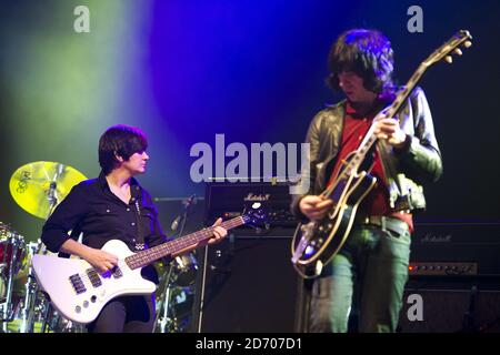 Il nuovo bassista Debbie Googe e il chitarrista Andrew Innes suonano con Primal Scream, alla vigilia del festival Isle of Wight, al Seaclose Park. Foto Stock