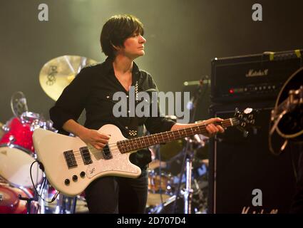 Il nuovo bassista Debbie Googe si esibisce con Primal Scream, alla vigilia del festival Isle of Wight, al Seaclose Park. Foto Stock