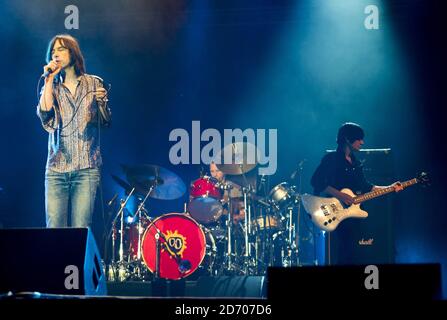 Bobby Gillespie e il nuovo bassista Debbie Googe di Primal Scream, che si esibiscono alla vigilia del festival Isle of Wight, al Seaclose Park. Foto Stock