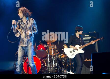 Bobby Gillespie e il nuovo bassista Debbie Googe di Primal Scream, che si esibiscono alla vigilia del festival Isle of Wight, al Seaclose Park. Foto Stock