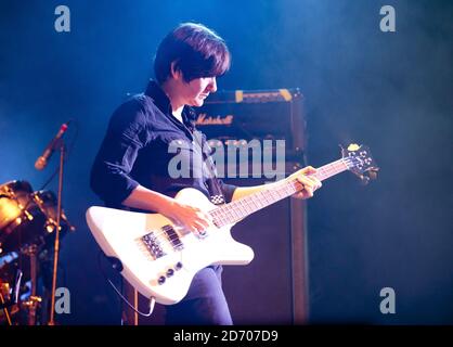 Il nuovo bassista Debbie Googe si esibisce con Primal Scream, alla vigilia del festival Isle of Wight, al Seaclose Park. Foto Stock