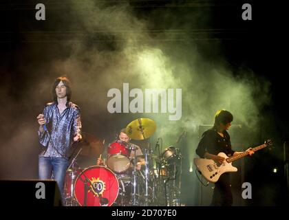 Bobby Gillespie e il nuovo bassista Debbie Googe di Primal Scream, che si esibiscono alla vigilia del festival Isle of Wight, al Seaclose Park. Foto Stock