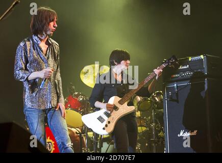 Bobby Gillespie e il nuovo bassista Debbie Googe di Primal Scream, che si esibiscono alla vigilia del festival Isle of Wight, al Seaclose Park. Foto Stock