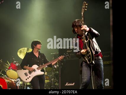 Il nuovo bassista Debbie Googe e il chitarrista Andrew Innes suonano con Primal Scream, alla vigilia del festival Isle of Wight, al Seaclose Park. Foto Stock