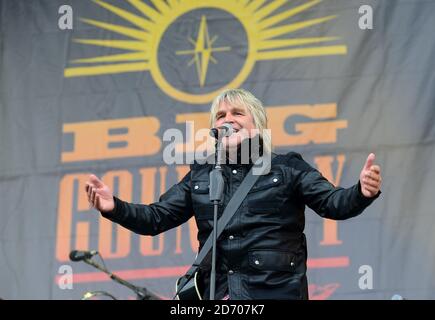 Mike Peters of Big Country si esibisce al festival Isle of Wight, a Seaclose Park, Newport Foto Stock