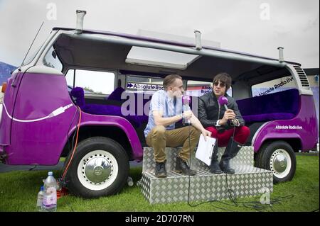 Miles Kane è intervistato dal presentatore Sarah Champion, nell'area del backstage di Absolute radio al festival Isle of Wight, a Seaclose Park, Newport Foto Stock