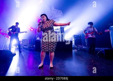 Beth Ditto del Gossip che si esibisce all'Impero Bush di Shepherd Nella zona ovest di Londra Foto Stock