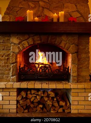 Camino caldo e accogliente con vera legna da ardere, perfetto per la  decorazione invernale e i viaggi di natale