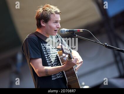 Ben Howard si esibisce al festival Latitude di Southwold, Suffolk. Foto Stock