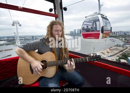 Newton Faulkner ha suonato un concerto esclusivo su Londra, su una delle funivie aeree degli Emirati Olimpici. Foto Stock