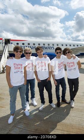 Una direzione (l-r Louis Tomlinson, Niall Horan, Liam Payne, Zayn Malik e Harry Styles) raffigurata prima di imbarcarsi sul volo BA1D - un volo charter privato da Londra a Manchester, ospitato dalla band per i vincitori del concorso, che ha raccolto £50,000 per Flying Start - la partnership benefica di British Airway con Comic Relief. Foto Stock