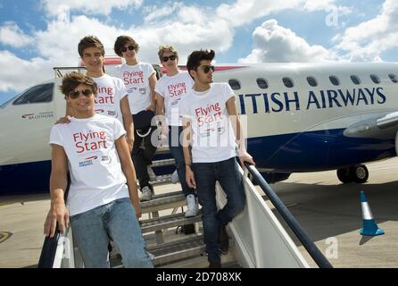 Una direzione (l-r Louis Tomlinson, Liam Payne, Harry Styles, Niall Horan e Zayn Malik) raffigurata prima di imbarcarsi sul volo BA1D - un volo charter privato da Londra a Manchester, ospitato dalla band per i vincitori della competizione, che ha raccolto Â£50,000 per Flying Start - la partnership benefica di British Airways con Comic Relief. Foto Stock