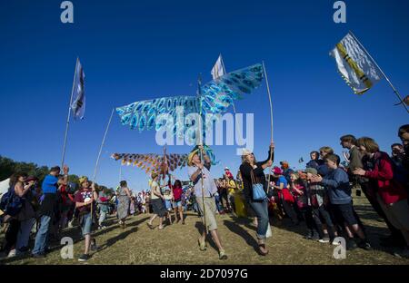 La sfilata per bambini al festival Womad, a Charlton Park nel Wiltshire. Foto Stock