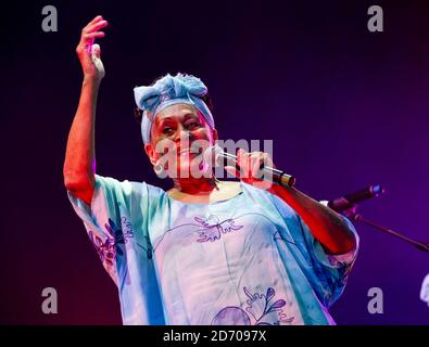 Omara Portuondo si esibisce con Buena Vista Social Club al festival Womad, al Charlton Park nel Wiltshire. Foto Stock