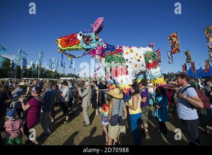 La sfilata per bambini al festival Womad, a Charlton Park nel Wiltshire. Foto Stock