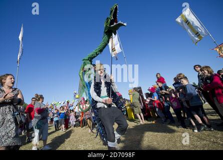 La sfilata per bambini al festival Womad, a Charlton Park nel Wiltshire. Foto Stock