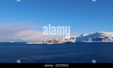 Hammerfest, Norvegia - 03/02/2019: Vista del più grande sito di gas naturale liquefatto (GNL) d'Europa sull'isola di Melkøya, nel mare artico con autocisterna. Foto Stock