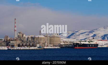 Hammerfest, Norvegia - 03/02/2019: Vista da vicino dell'ancoraggio delle petroliere nel più grande sito europeo di gas naturale liquefatto (GNL) sull'isola di Melkøya. Foto Stock