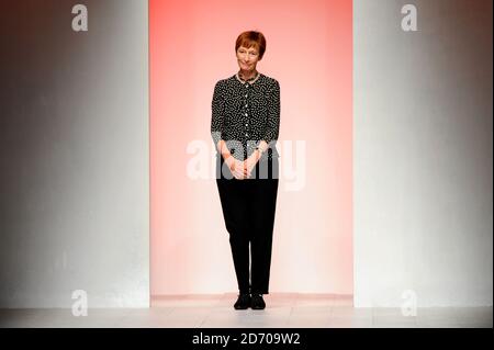 La stilista Caroline Charles è sulla passerella durante la sua sfilata di moda, che si è tenuta presso la sede del BFC a Somerset House come parte della London Fashion Week. Foto Stock