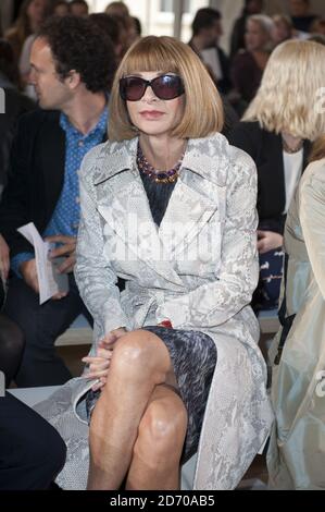 Anna Wintour in prima fila alla sfilata di moda Nicole Farhi, tenutasi al RIBA nell'ambito della London Fashion Week. Foto Stock