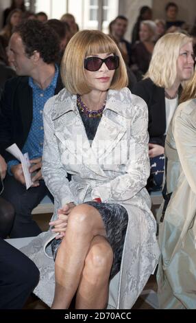 Anna Wintour in prima fila alla sfilata di moda Nicole Farhi, tenutasi al RIBA nell'ambito della London Fashion Week. Foto Stock