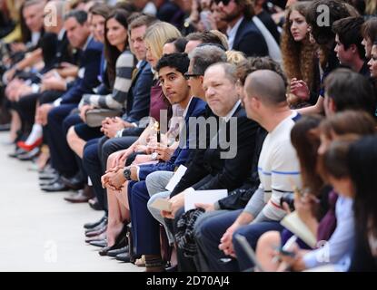 Dev Patel e Harvey Weinstein in prima fila durante la sfilata di moda Burberry, tenutasi ad Hyde Park come parte della London Fashion Week. Foto Stock