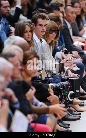 Andy Murray, Kim Sears e Anna Wintour in prima fila durante la sfilata di moda Burberry, tenutasi ad Hyde Park come parte della London Fashion Week. Foto Stock