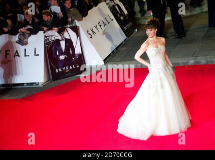 Helen McCrory partecipa alla prima di Skyfall, presso la Royal Albert Hall a ovest di Londra. Foto Stock