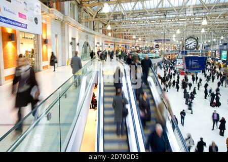 Vista generale del nuovo balcone al dettaglio alla stazione di Waterloo, Londra. Foto Stock