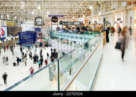 Vista generale del nuovo balcone al dettaglio alla stazione di Waterloo, Londra. Foto Stock