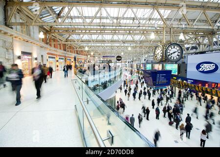 Vista generale del nuovo balcone al dettaglio alla stazione di Waterloo, Londra. Foto Stock