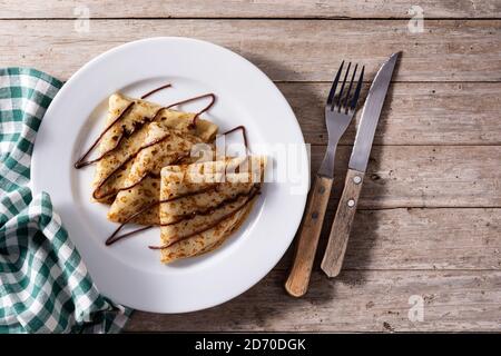 Crepes dolce con cioccolato su tavolo di legno Foto Stock